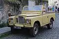 Land Rover Defender mit älterem Kennzeichen