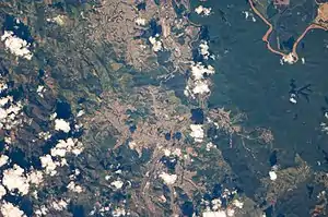 Satellitenbild mit Gemeindegrenzen