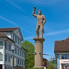 Landsgemeinde-Brunnen (1963) in Appenzell. Brunnenskulptur von Johann Ulrich Steiger (1920–2008) Holzschneider, Holz- und Steinbildhauer, Lithograf und Galerist.