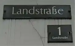 Altes Straßenschild mit Hausnummer