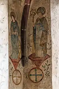 Die Heiligen Katharina (links) und Erasmus (rechts), darunter jeweils ein Weihe- oder Apostelkreuz