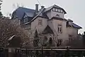 Villa mit Einfriedung