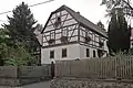 Wohnstallhaus, Scheune und Schuppen eines Zweiseithofes