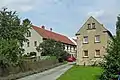Wohnstallhaus, Scheune und weiteres Wohnhaus eines Dreiseithofes