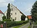 Wohnstallhaus, Scheune, Reste der Hofmauer und Hofeinfahrt eines Zweiseithofes