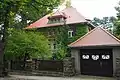 Villa mit Garage und Einfriedung