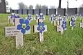 Anlässlich der Wiedereinweihung der deutschen Kriegsgräberstätte im belgischen Langemark erinnerte der Volksbund im Frühjahr 2016 mit kleinen Holzkreuzen sowie dem Vergissmeinnicht an alle Opfer von Krieg und Gewaltherrschaft.