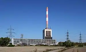 Kraftwerk Korneuburg, rechts der Verbund-Block (rot-weiß-roter Kamin), links der EVN-Block (kurzer Kamin)