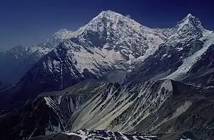 Langtang Lirung vom Tsergo Ri aus; der Aussichtspunkt und die Abhänge im Vordergrund (Kyanjin Ri) repräsentieren die Bergsturzmasse
