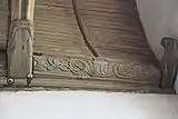 Holzdecke mit geschnitzten Balken