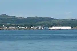 Gebäude in Laphroaig inklusive der Laphroaig-Brennerei