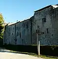 Die Stadtmauer mit dem Holzkreuz