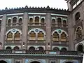 Charakteristische Hufeisenbögen und Azulejos des Neomudéjar