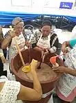 Frauen bereiten den Brei "el popo" für das Fest von San Miguelito