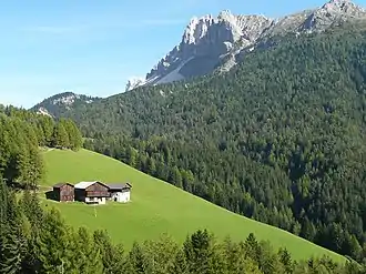 Blick von der Passstraße auf Villnößer Seite zu den Aferer Geislern