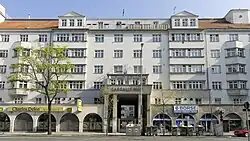 Lassalle-Hof, Haupteingang und Geschäftslokale an der Lassallestraße(1924–1926)