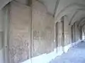 Der Westflügel des Bogenganges um die Kirche