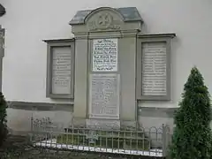 Gedenktafel an der Kirchenwand