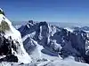 Schreckhorn (links) und Lauteraarhorn (Mitte, mit Nord-, Mittel- und Hauptgipfel) von Süden (2007)