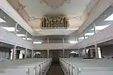 Innenansicht mit Blick zur Orgel