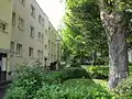 Zeilenbau eingebettet im Park, charakteristisch für Lauterborn