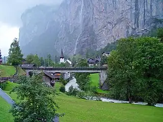 Blick auf Lauterbrunnen mit der Weissen Lütschine