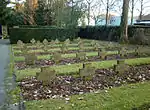 Blick von der Kapelle über den Ehrenfriedhof zum Kriegerehrenmal 1914/18.