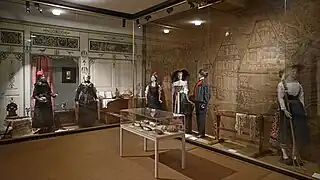 Blick in einen Saal: Trachten