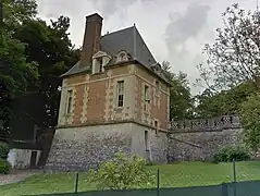 Einer der beiden erhaltenen Pavillons (der westliche), mit Blick von der Terrasse, 2015
