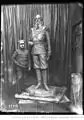 Samonow mit der Statue Großfürst Michael Nikolajewitschs (1914)