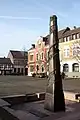 Steele mit Miniaturen der Stadtgeschichte