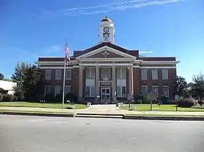 Lee County Courthouse (2013). Das Courthouse entstand im Jahr 1918 im Stile des Neoklassizismus. Auf den ausführenden Architekten James J. Baldwin gehen mehrere Gerichts- und Verwaltungsgebäude in Georgia, Florida sowie North und South Carolina zurück. Das Lee County Courthouse wurde im September 1980 als erstes Objekt im County in das NRHP eingetragen.