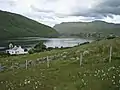 Leenane vom Ufer des Killary-Fjords aus gesehen