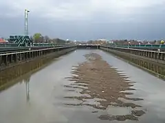 Zu Wartungsarbeiten geleerte Brücke.