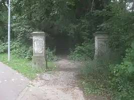 Postamente am Osteingang (13).