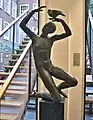 Junge mit Taube (1954). Statue von Pieter Starreveld in der Stadthalle.
