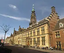 Das Stadhuis/Raadhuis von Leiden wurde ab 1600 maßgeblich von Lüder von Bentheim modernisiert und dabei mit den drei Renaissancegiebeln versehen, der auch das Bremer Rathaus modernisierte.