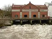 Turbinenhaus des ehemaligen Wasserkraftwerks bei Hochwasser der Leine