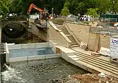Die noch abgesperrten Wellenkörper im Fluss, 2022