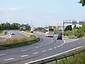 Einfache Schutzplanke (vorn) und einfache Distanzschutzplanke (im Mittelstreifen)