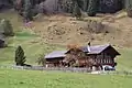 Chalet im Pöschenried, das sich entlang dem Grat zum Oberlaubhorn hinzieht