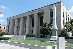 Das Lenoir County Courthouse (2013) ist einer von 28 Einträgen des Countys im National Register of Historic Places.