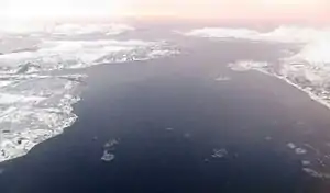 Blick vom Nordfjord nach Nordwesten auf den Malangsfjord mit der Insel Spilderøya.