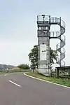 Umnutzung des Grenzturms an der Elbe bei Lenzen (Brandenburg) für touristische Zwecke mit Werbung für das Grüne Band