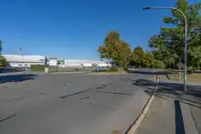 Foto zeigt den Straßenzug der Leon-Gonczarowksi-Straße, links Industriebereich