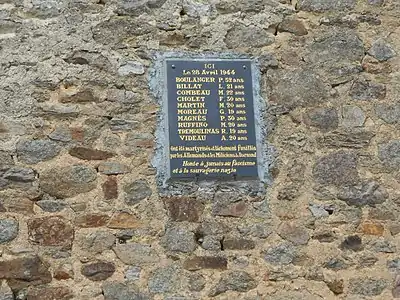 Hinweistafel in Les Merles auf das feige Naziverbrechen vom 28. April 1944