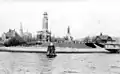 Die Dankeskirche mit dem neugotischen Kirchturm im Hintergrund, ca. 1910. Im Vordergrund von links nach rechts: Kanaldienstgebäude, Leuchtturm Holtenau, Kaiser-Wilhelm-Denkmal, Wartehalle für die Lotsen.