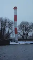 Leuchtturm Oberfeuer am Bubendey-Ufer am Südufer der Elbe in Hamburg.