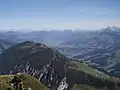 Leukental vom Gampenkogel, aufgenommen in Richtung Norden. Sichtbar ist auch St. Johann in Tirol und das Kitzbüheler Horn