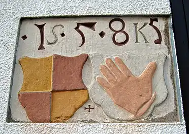Lambsheim, Hinterstraße 11:Wappenstein Leyser von Lambsheim und von Handschuhsheim, 1585 (neuzeitlich falsche Tinkturen)